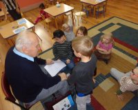 Seniorzy czytają dzieciom